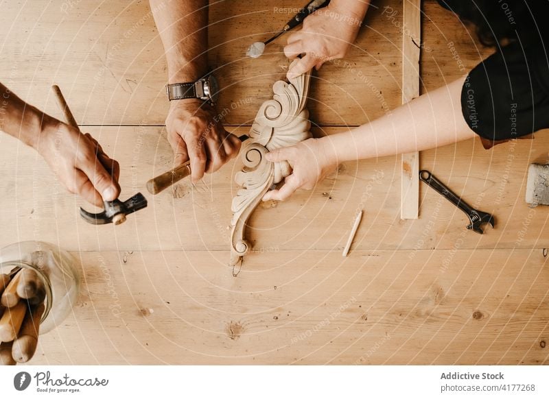 Zimmerleute bei der Herstellung von Holzdetails mit einem Meißel Zimmerer hölzern Beitel Hammer schnitzen Holzarbeiten Instrument Arbeit Werkstatt