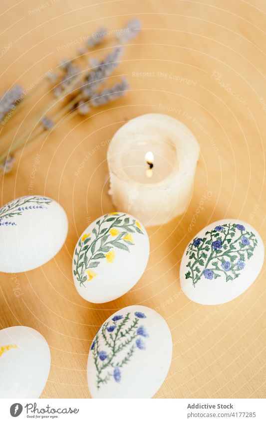 Verschiedene bemalte Eier auf dem Tisch angeordnet Ostern Farbe Aquarell Blume Feiertag religiös Lebensmittel Tradition Lavendel Kerze Frühling Religion Dekor