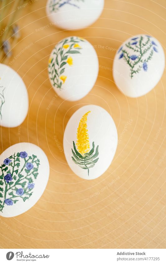 Verschiedene bemalte Eier auf dem Tisch angeordnet Ostern Farbe Aquarell Blume Feiertag religiös Lebensmittel Tradition Lavendel Kerze Frühling Religion Dekor