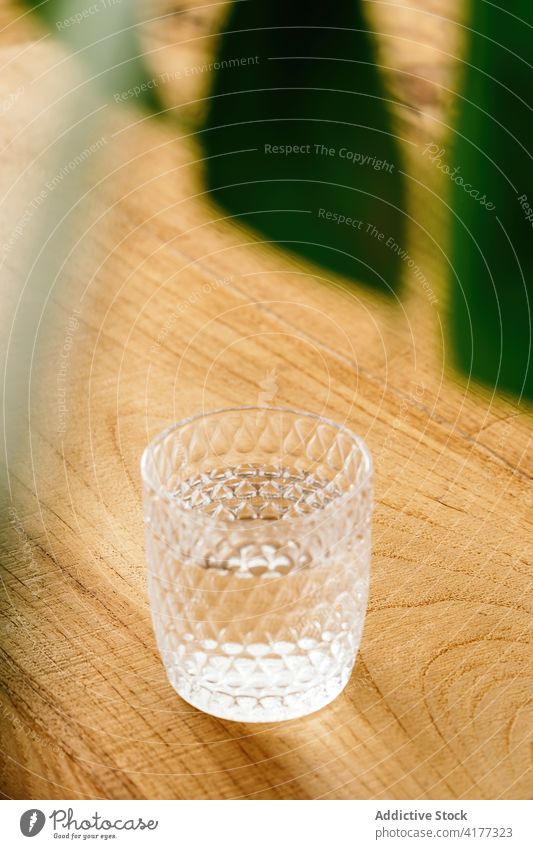 Glas Wasser auf Holztisch frisch trinken Tisch hölzern Getränk Mineral natürlich satt übersichtlich liquide Durst Gesundheit Hydrat Erfrischung Sauberkeit rein