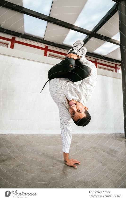 Männlicher Breakdancer im Handstand Mann Trick akrobatisch Energie sich[Akk] bewegen ausführen Stil aktiv jung männlich Aktivität Lifestyle Fähigkeit modern