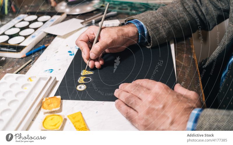 Schmuckdesigner Färbung Skizze von Ring Design kreieren zeichnen Farbe Künstler professionell Werkstatt Mann Hand kreativ Arbeit Beruf Job Talent Fähigkeit
