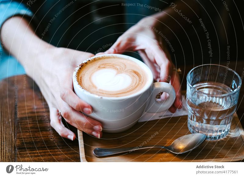 Frau trinkt Kaffee mit einem Glas Wasser Tasse aromatisch heiß Café trinken Barkeeper frisch Getränk Aroma geschmackvoll Kantine lecker Heißgetränk Erfrischung