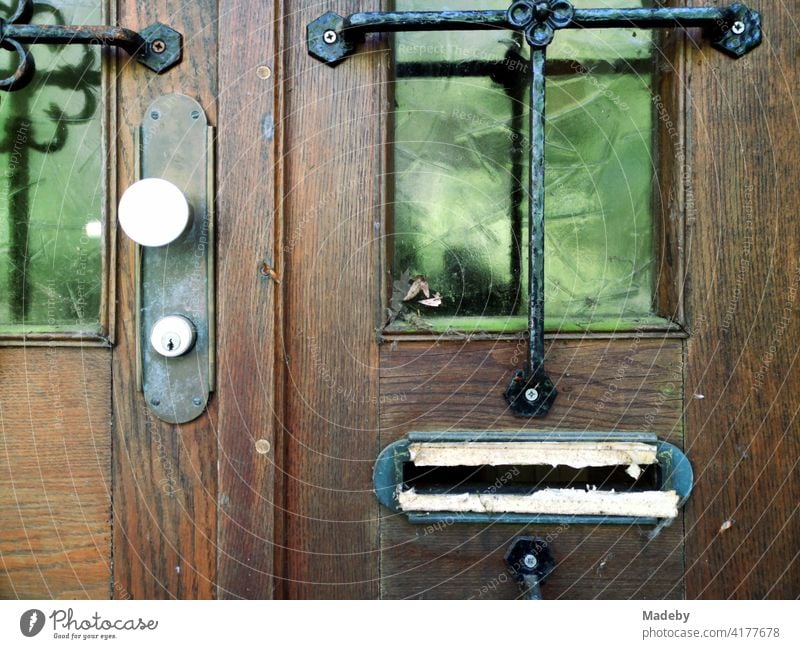 Improvisierter Briefkastenschlitz in einer schönen alten Haustür aus Holz in Oerlinghausen bei Bielefeld im Teutoburger Wald in Ostwestfalen-Lippe Post Tür