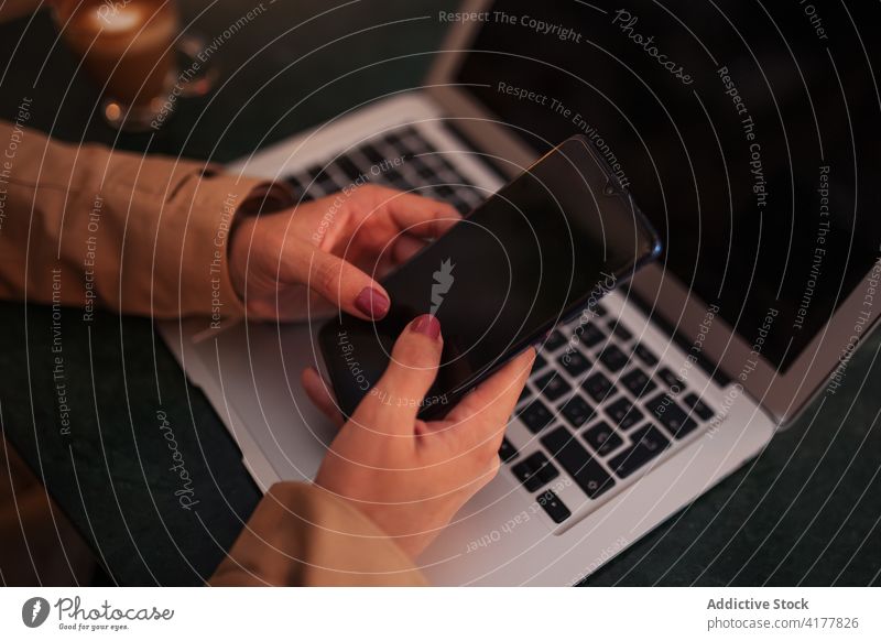 Anonyme Frau mit Laptop und Smartphone im Cafe benutzend Café Kaffee freiberuflich jung Apparatur online Handy abgelegen Gerät Browsen Surfen Internet Arbeit