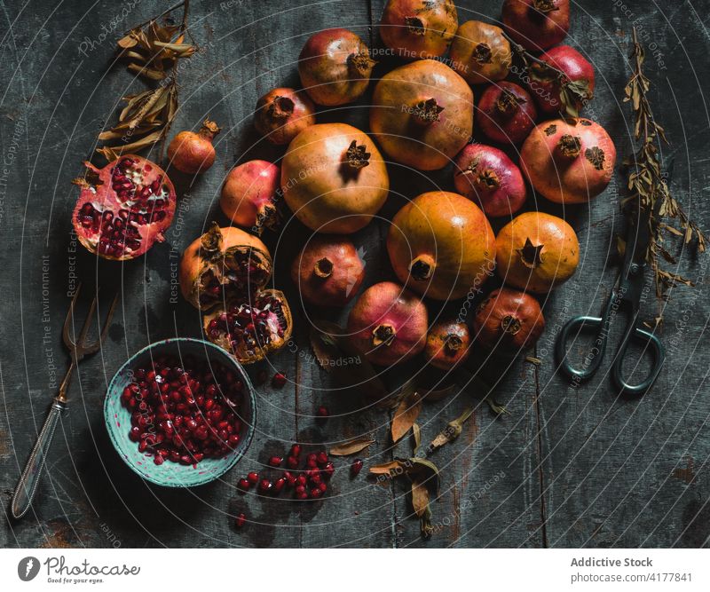 Reife Granatäpfel auf dunklem Tisch Granatapfel Frucht frisch natürlich lecker süß Farbe dunkel getrocknet Pflanze farbenfroh Haufen Zusammensetzung Ernährung