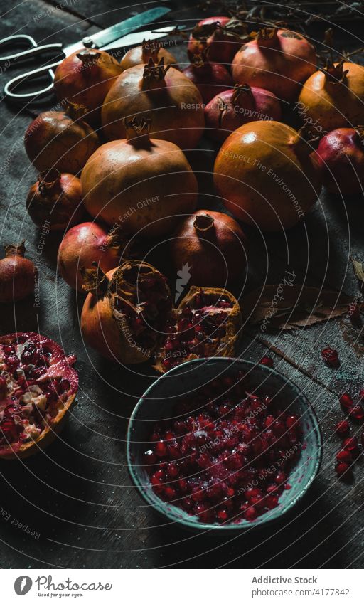 Reife Granatäpfel auf dunklem Tisch Granatapfel Frucht frisch natürlich lecker süß Farbe dunkel getrocknet Pflanze farbenfroh Haufen Zusammensetzung Ernährung