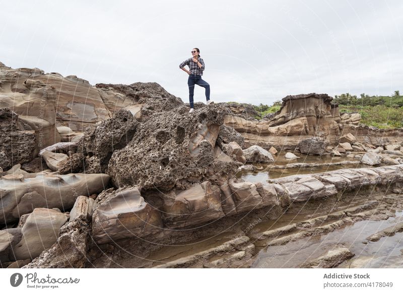 Frau steht auf Felsen in der Natur und fotografiert mit dem Handy reisen Berge u. Gebirge bewundern Reisender erkunden genießen Urlaub Landschaft Ostküste