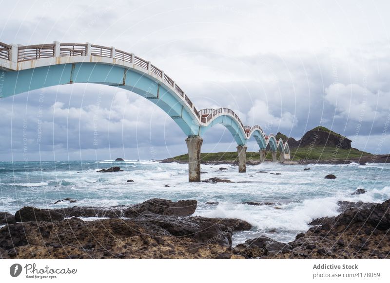 Brücke über das Meer an einem bewölkten Tag MEER stürmisch Landschaft Meereslandschaft Konstruktion trist wolkig Seeküste Insel Ostküste Küste bedeckt Wetter