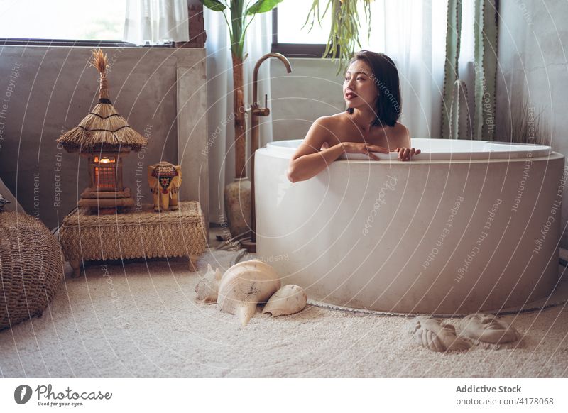 Ethnische Frau in der Badewanne im orientalischen Stil Zimmer ausruhen Innenbereich Design Orientalisch Tradition sich[Akk] entspannen Hotel jung asiatisch