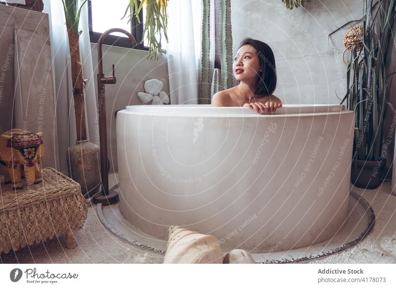 Ethnische Frau in der Badewanne im orientalischen Stil Zimmer ausruhen Innenbereich Design Orientalisch Tradition sich[Akk] entspannen Hotel jung asiatisch