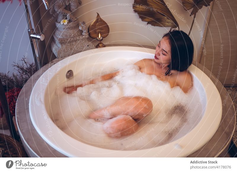 Junge Frau entspannt in Badewanne mit Schaum schäumen sich[Akk] entspannen ruhen Orientalisch Spa Wellness Hygiene Leckerbissen jung asiatisch ethnisch Taiwan