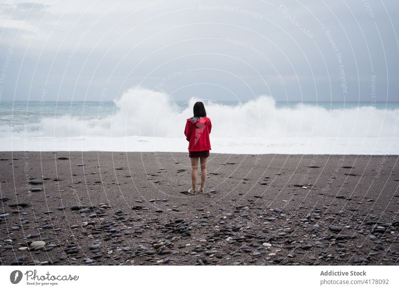 Der Reisende steht am Ufer der stürmischen See Reisender MEER Frau Strand winken wolkig rollen Tourist Meereslandschaft Hualien-Stadt Taiwan bewundern nass