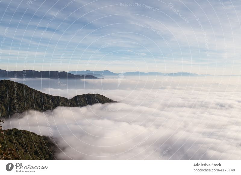 Erstaunliche Aussicht auf Berge, die von Wolken umgeben sind Berge u. Gebirge Landschaft atemberaubend Cloud sonnig erstaunlich Hochland Ambitus Kamm