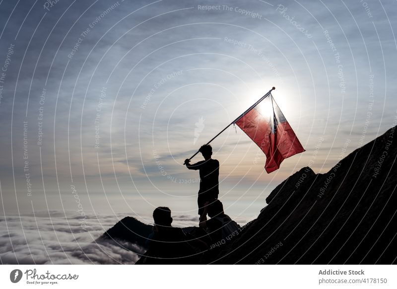 Reisende mit Nationalflagge auf dem Berggipfel Wanderung Fahne Berge u. Gebirge Menschengruppe Top Gipfel Wanderer Silhouette Sonne Abenteuer Yuanzui-Berg