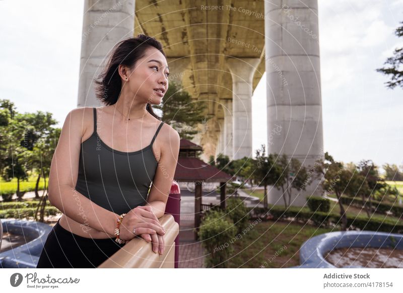 Asiatische Frau entspannt sich im Stadtpark im Sommer urban Park sich[Akk] entspannen Großstadt Wochenende genießen ruhig Sommerzeit asiatisch ethnisch Taichung