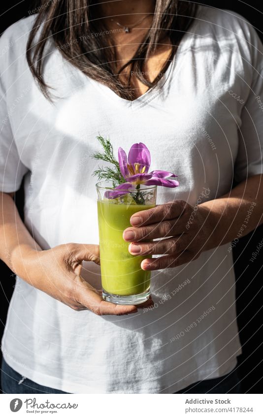 Crop-Frau mit Glas grünem Entgiftungsgetränk Matcha Entzug trinken Blume Kraut Gesundheit Ernährung frisch lecker natürlich organisch geschmackvoll Smoothie