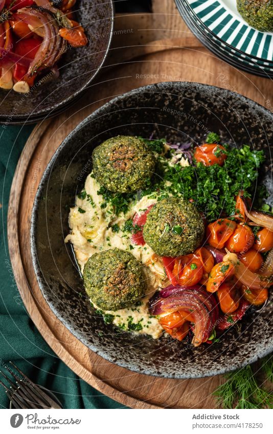 Falafel mit Hummus und Gemüse in Schale Vegetarier Tradition Lebensmittel Speise Mahlzeit Abendessen kulinarisch Naher Osten mediterran lecker Küche Gesundheit