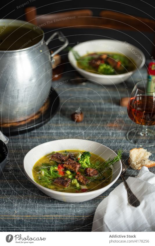 Aromatische heiße Suppe in Schalen zum Abendessen serviert rustikal Lebensmittel Mahlzeit dienen Speise Fleisch Kraut lecker aromatisch schmackhaft