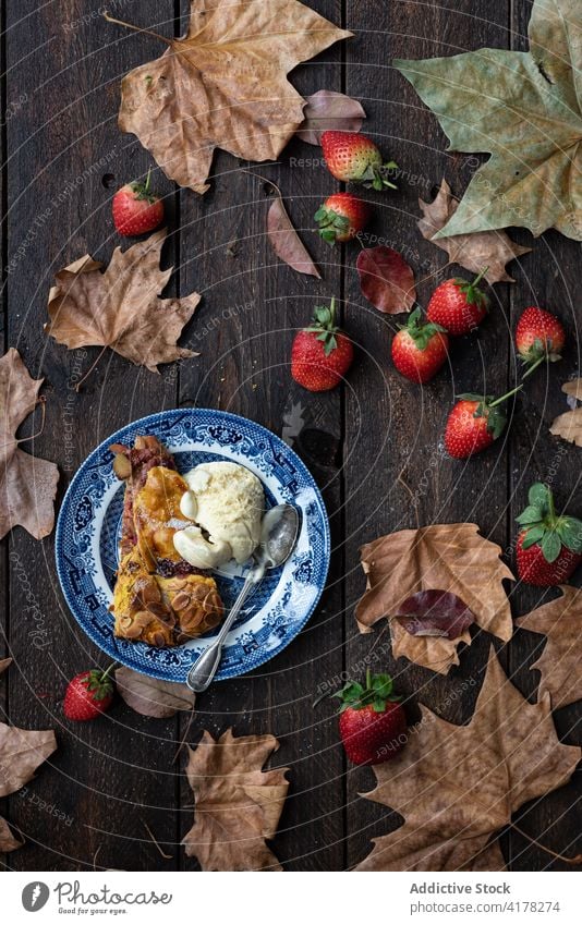 Dessert mit Eiscreme auf Holztisch Speiseeis Sorbet Baggerlöffel süß kalt Tisch lecker Erdbeeren Teller trocknen Ahorn Blatt Lebensmittel Mahlzeit Portion