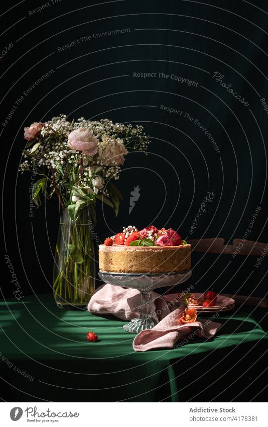 Rustikaler Kuchen und Blumenstrauß auf dem Tisch rustikal Dessert Lebensmittel süß Gebäck Konditorei selbstgemacht Erdbeeren Dekoration & Verzierung köstlich