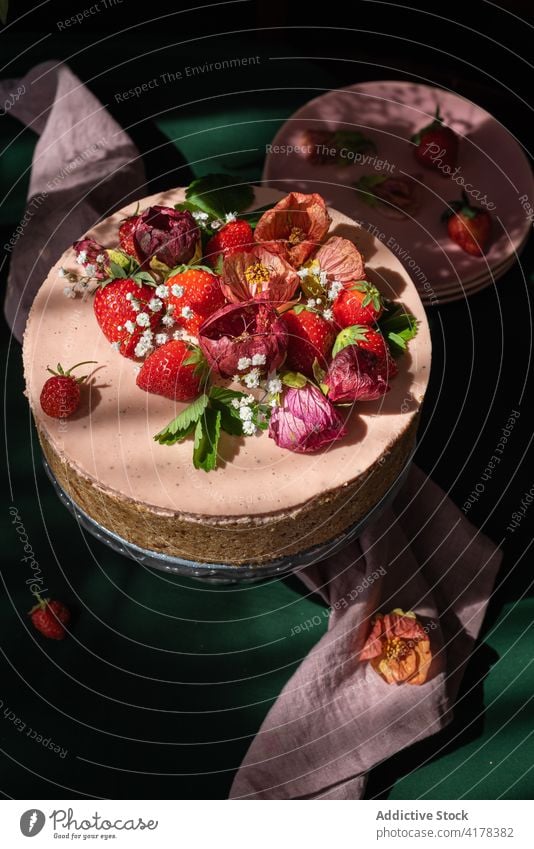 Leckerer Kuchen mit Beeren und Blumen Erdbeeren rustikal Dessert Lebensmittel süß Dekoration & Verzierung Gebäck Konditorei köstlich lecker Delikatesse essen