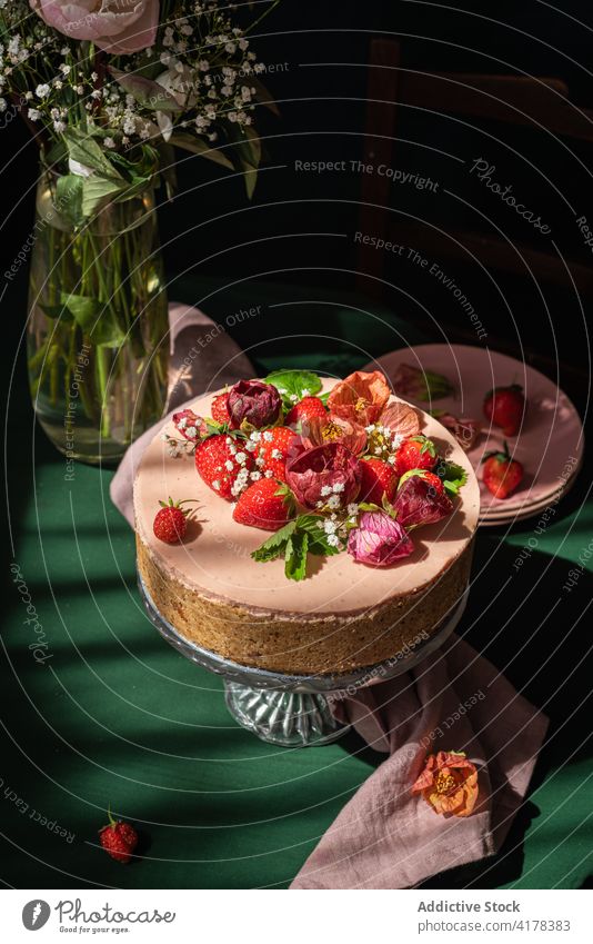 Rustikaler Kuchen und Blumenstrauß auf dem Tisch rustikal Dessert Lebensmittel süß Gebäck Konditorei selbstgemacht Erdbeeren Dekoration & Verzierung köstlich