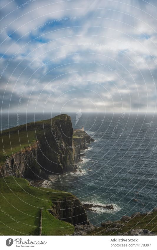 Malerische Felsenklippe mit Leuchtturm am Meer Leuchtturm Neist Point Klippe felsig MEER Leuchtfeuer Landschaft Meereslandschaft erstaunlich Isle of Skye