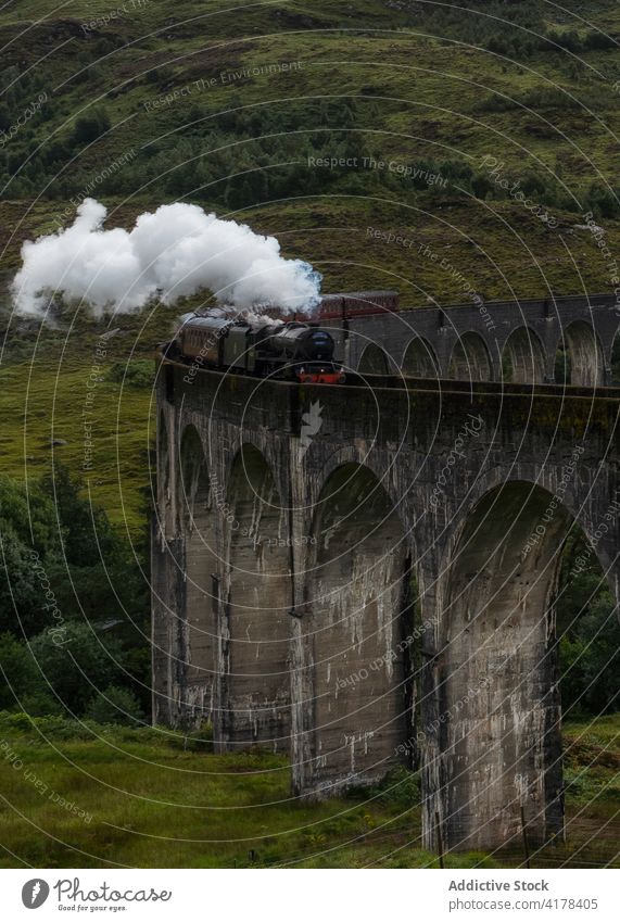 Dampfzug auf dem Eisenbahnviadukt Glenfinnan-Viadukt Zug Verdunstung Wahrzeichen berühmt Schiene Berge u. Gebirge Schottland vereinigtes königreich