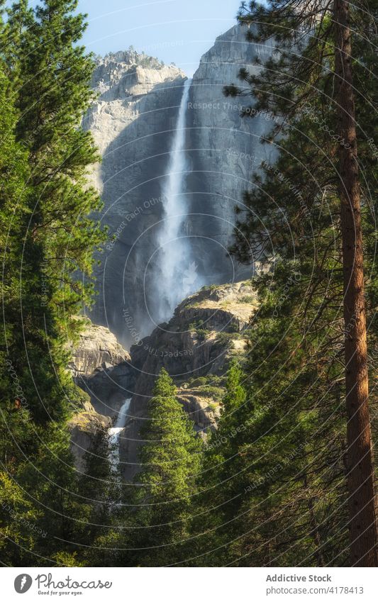 Erstaunlicher Wasserfall in den Bergen an einem sonnigen Tag Yosemite NP Landschaft Berge u. Gebirge fließen Hochland national Park felsig yosemite Kalifornien