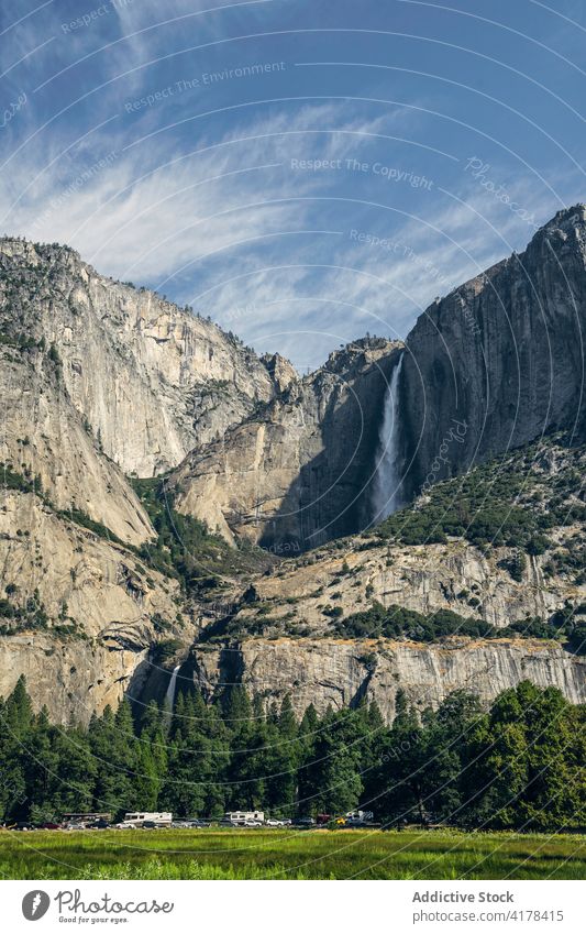 Erstaunlicher Wasserfall in den Bergen an einem sonnigen Tag Yosemite NP Landschaft Berge u. Gebirge fließen Hochland national Park felsig yosemite Kalifornien