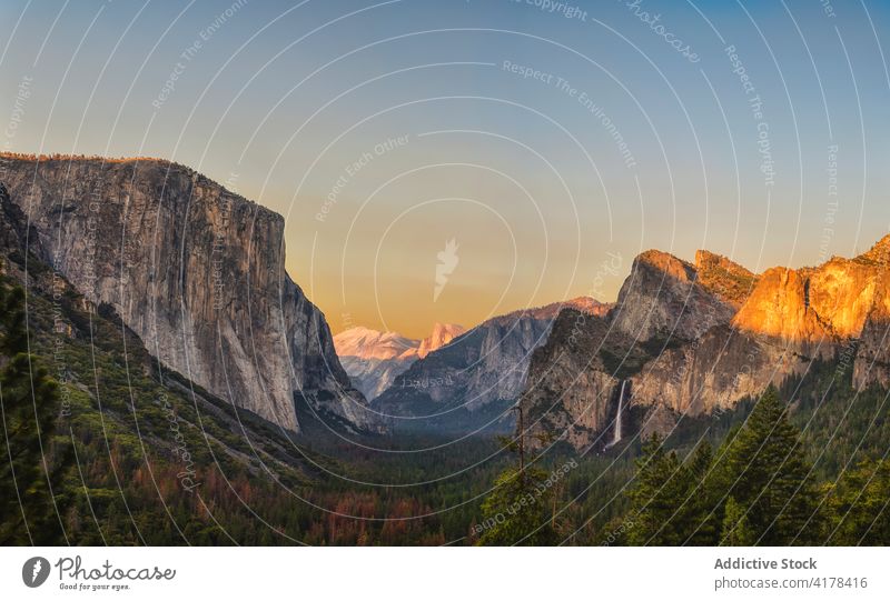 Beeindruckende Bergkette bei Sonnenuntergang Berge u. Gebirge Ambitus Yosemite NP yosemite national Park Landschaft Hochland amerika Kalifornien USA