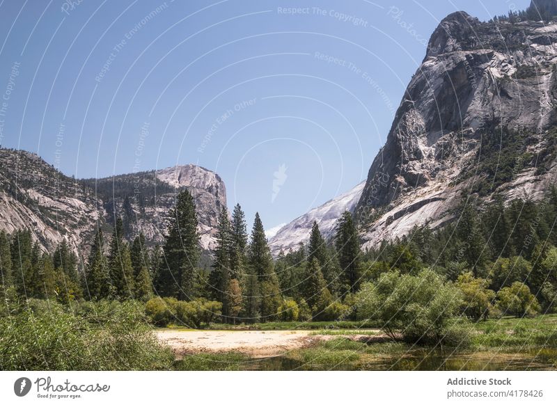 Schöne Aussicht auf Berge und Fluss in felsigem Gebiet Yosemite NP Berge u. Gebirge Ambitus prunkvoll Landschaft Windstille national Park yosemite Kalifornien