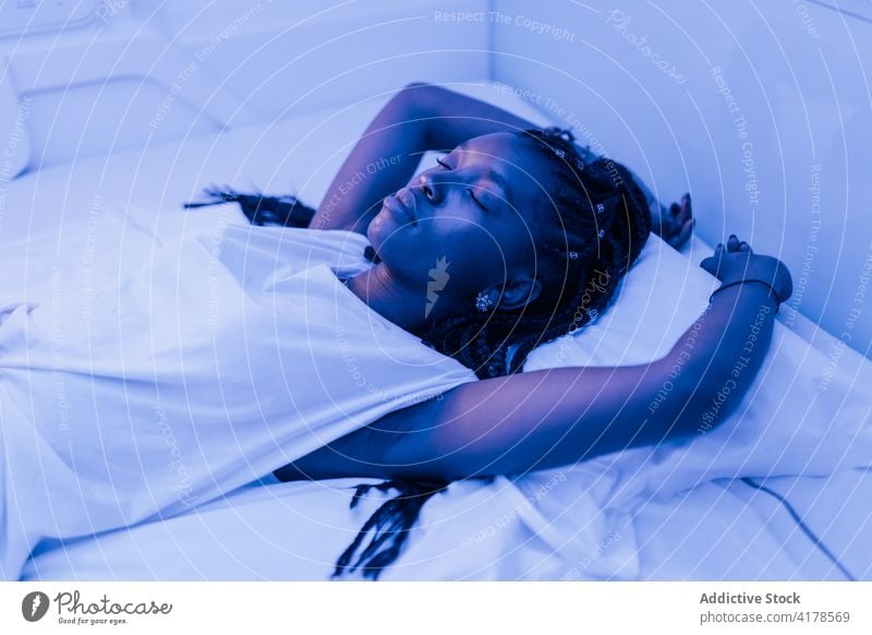 Reisender schläft im modernen Kapselhotel Frau Hotel schlafen Bett ruhen Unterkunft sich[Akk] entspannen Nacht jung Afroamerikaner schwarz ethnisch Lifestyle