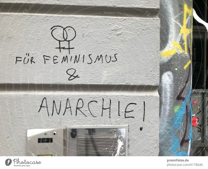 Grafitti: Für Feminismus und Anarchie! graffiti anarchie Wand Farbfoto Graffiti Fassade Schriftzeichen Jugendkultur Schmiererei Stadt Menschenleer Mauer
