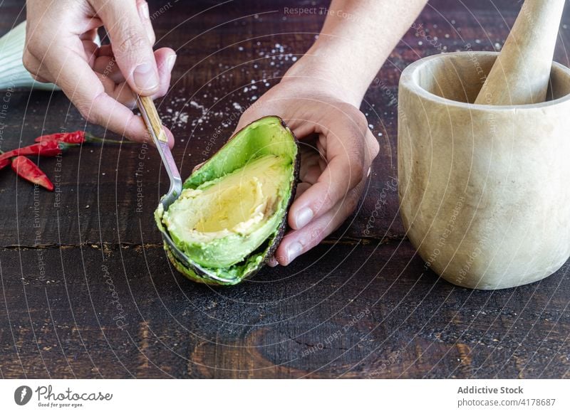 Frau nimmt Samen von Avocado Guacamole Bestandteil vorbereiten Hälfte Rezept Lebensmittel frisch Tradition mexikanisch Küche Gemüse Mahlzeit Vegetarier Löffel