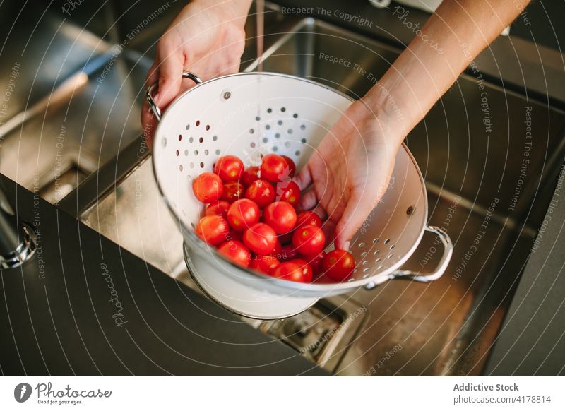 Frau wäscht frische Tomaten in einem Sieb Kirsche Waschen Gemüse Haufen Wasser Sauberkeit Küche reif Metall organisch Bestandteil natürlich Vitamin Gesundheit