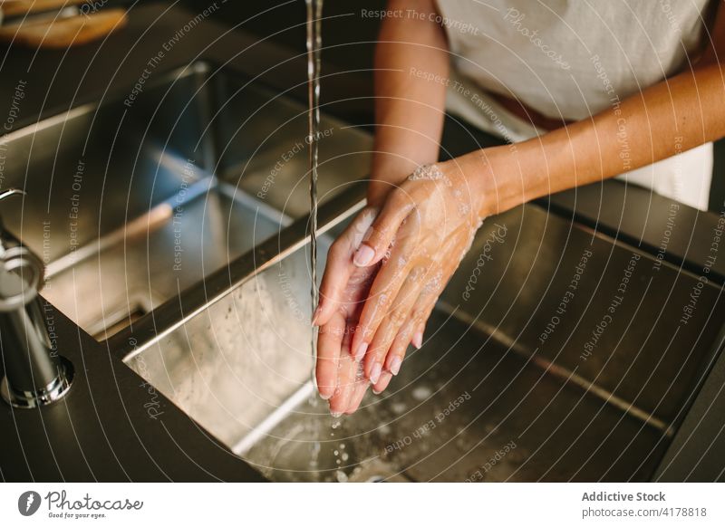 Crop-Frau beim Händewaschen in der Küche Waschen Hand Hygiene Koch Seife schäumen Waschbecken Sicherheit Feuchtigkeit heimwärts frisch sanitär Metall Sauberkeit