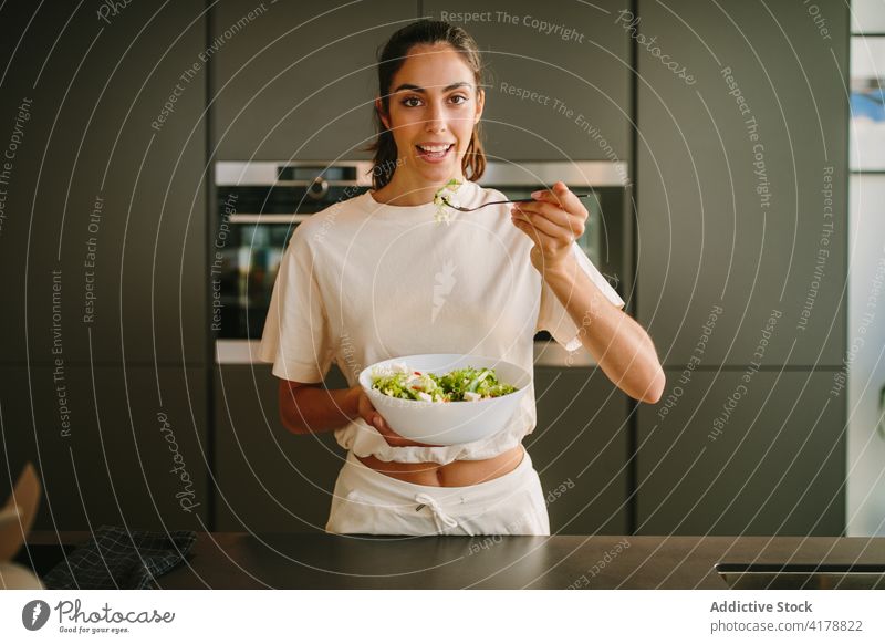 Charmante Frau mit Schüssel mit gesundem Salat gesunde Ernährung Salatbeilage Diät Gemüse Küche Mittagessen Schalen & Schüsseln Inhalt Gesundheit frisch heiter