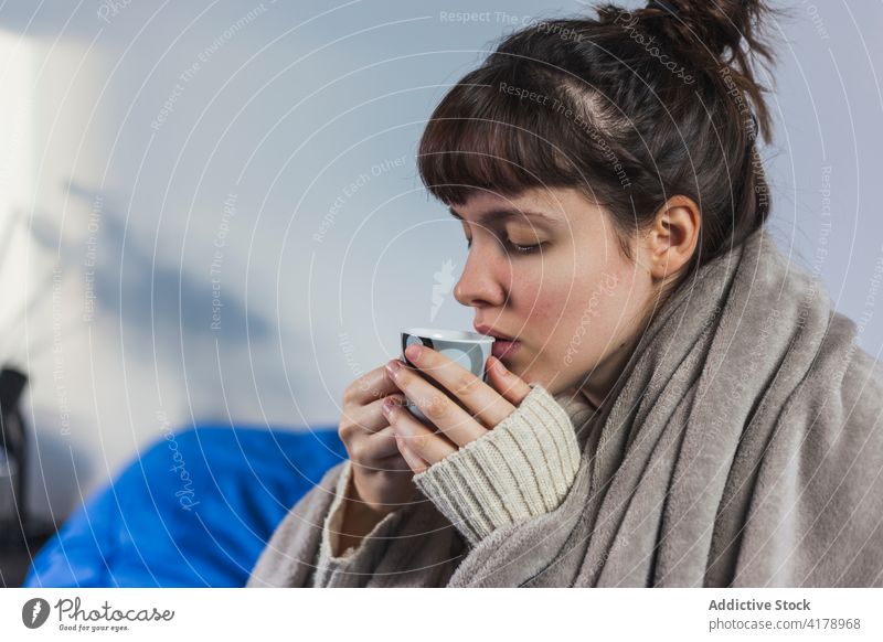 Frau trinkt Espresso im Winter zu Hause kalt heimwärts trinken Kaffee warm Plaid umhüllen heimisch Pullover heiß Getränk gemütlich sich[Akk] entspannen Saison