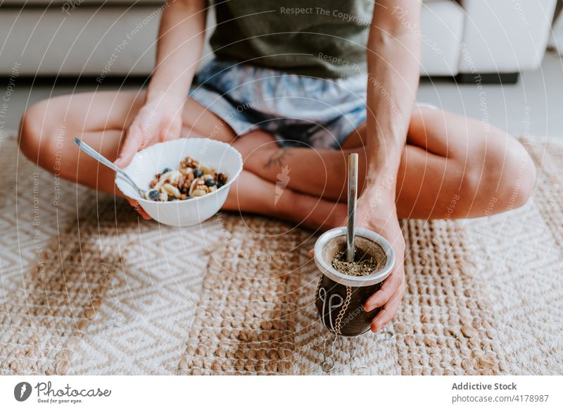 Anonyme Frau beim gesunden Frühstück zu Hause gesunde Ernährung Müsli essen Mate-Tee Entzug Diät Schalen & Schüsseln heimwärts trinken Vitamin geschmackvoll
