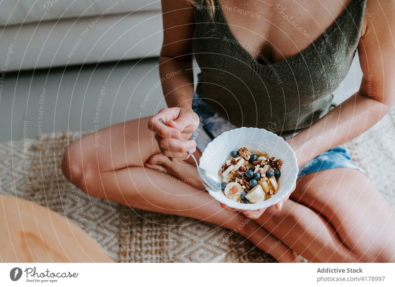 Anonyme Frau beim gesunden Frühstück zu Hause gesunde Ernährung Müsli essen Entzug Diät Schalen & Schüsseln heimwärts Vitamin geschmackvoll sitzen Morgen