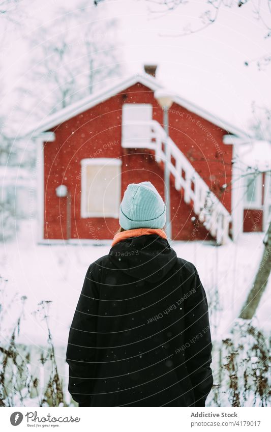 Anonyme Frau in warmer Kleidung genießt den Winter genießen ruhig Natur warme Kleidung Winterzeit kalt Schnee weiß Oberbekleidung Dorf Gelassenheit friedlich