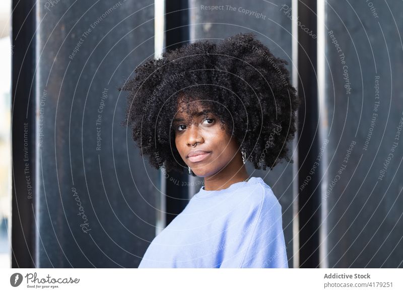 Schwarze Frau auf der Straße stehend positiv Afro-Look jung Afroamerikaner schwarz ethnisch krause Haare Hipster Lifestyle Stil Vorschein charismatisch