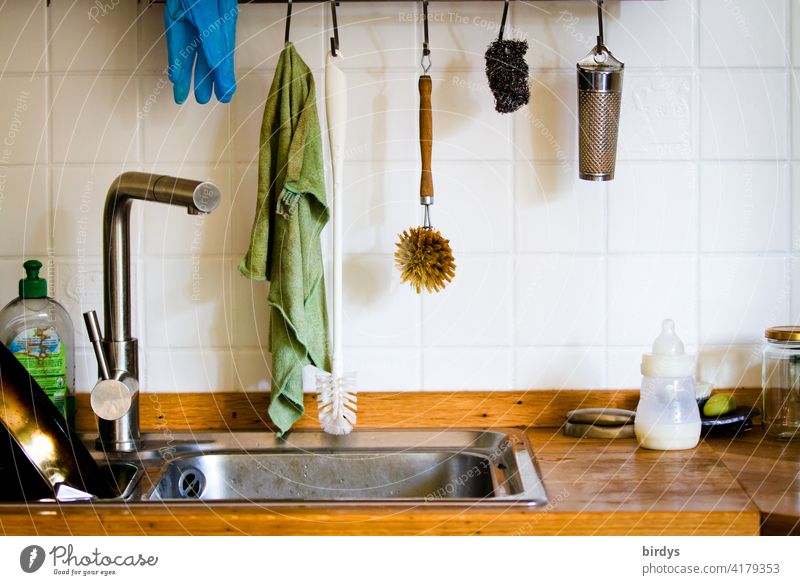 Alltäglicher Anblick einer Küchenspüle in einem Familienhaushalt. Spüle Spülbecken Wasserhahn Utensilien Küchenutensilien Spülutensilien gefliest