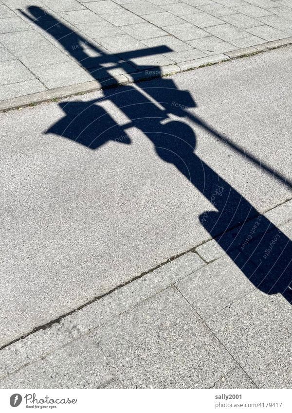 Die Ampelanlage wirft im Sonnenlicht ihren Schatten voraus Fahrbahn Bürgersteig Fahrradweg Verkehr Straßenverkehr Asphalt Verkehrswege Schilder & Markierungen