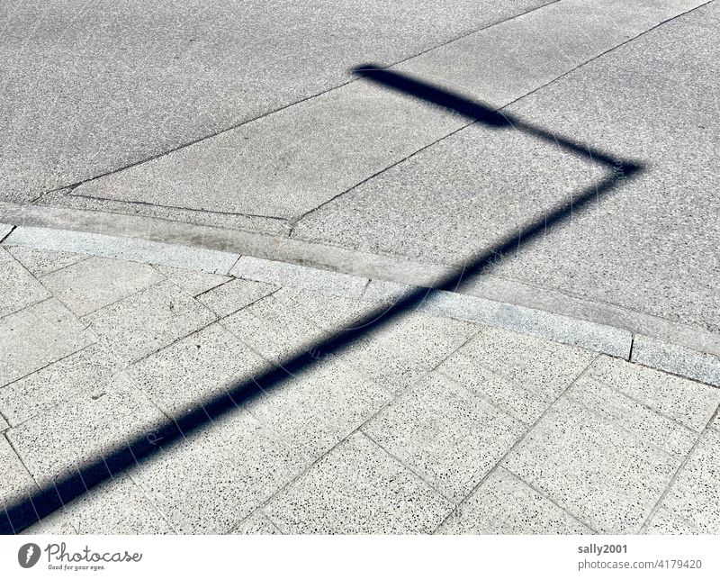 der Schatten vom Licht... Straßenlaterne Straßenlampe Asphalt Gehweg Bürgersteig Schattenwurf Sonnenlicht Wege & Pfade Menschenleer Straßenbelag grau