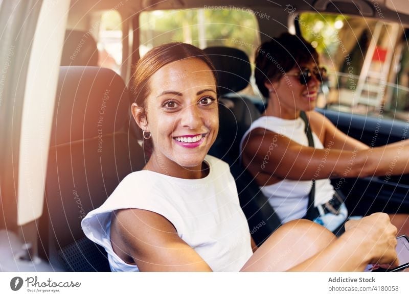 Frauen sitzen im Auto und lächeln in die Kamera PKW Freund heiter Freundschaft Unternehmen Sommer genießen Wochenende Menschen freundlich Automobil Optimist