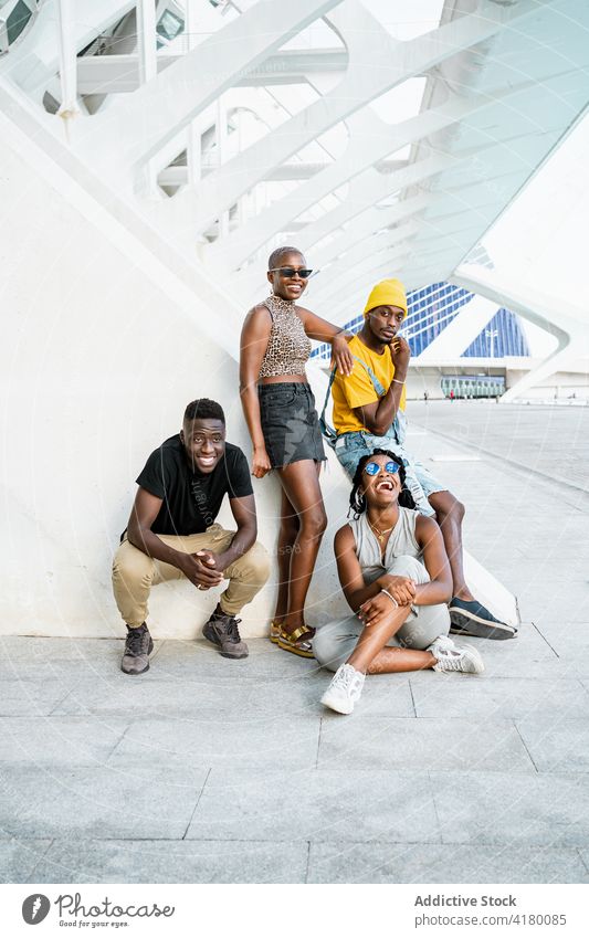Eine Gruppe schwarzer Freunde versammelt sich auf der Straße Porträt sich[Akk] sammeln Großstadt urban cool Menschen Freundschaft Einheit freundlich ethnisch