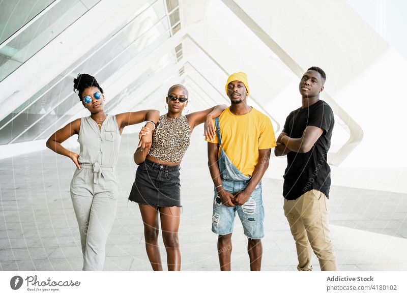 Eine Gruppe schwarzer Freunde steht zusammen auf der Straße cool Unternehmen Stil urban Einheit sich[Akk] sammeln trendy ethnisch Afroamerikaner Großstadt